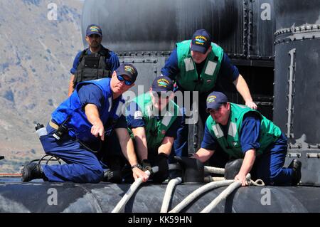 Seeleute, die dem Trägerraketen-U-Boot der Ohio-Klasse USS Florida SSGN 728 zugeordnet sind, machen Festmacheroperationen, als das U-Boot 2012 auf Kreta in der Souda Bay in Griechenland ankommt. Bild mit freundlicher Genehmigung von Herrn Paul Farley/US Navy. Stockfoto