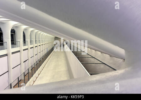 New York, USA - 16. April 2016: Die oculus im World Trade Center Verkehrsknotenpunkt für den Weg in New York City. Es zwischen 2 Welt t befindet. Stockfoto