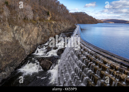 Blick auf New croton dam Wasserfälle in Ha Noi Huson, New York. Stockfoto