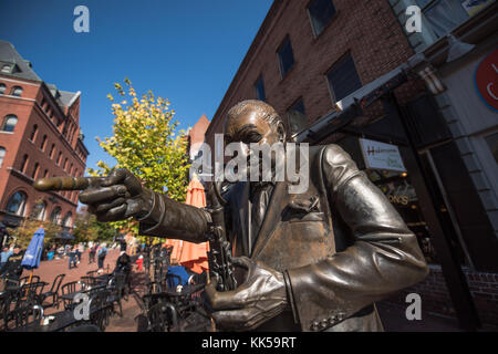 Burlington, VT, USA - 21.Oktober 2017: Big Joe Skulptur. von chris scharf die Bronze Skulptur ist an Church Street in Burlington befindet. Stockfoto