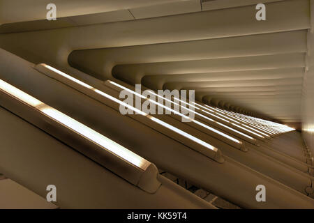 New York, USA - 16. April 2016: Die oculus im World Trade Center Verkehrsknotenpunkt für den Weg in New York City. Es zwischen 2 Welt t befindet. Stockfoto