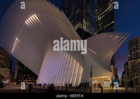 New York, NY, USA - 26. November 2017: U-Bahn-Station World Trade Center. Der Bahnhof wurde von dem spanischen Architekten Santiago Calatrava entworfen. Die Stockfoto