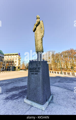 Die Statue von König Haakon VII. von Norwegen in Oslo, Norwegen. Stockfoto