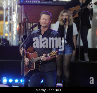 NEW YORK, NY - AUGUST 05: Der Musiker Blake Shelton tritt live auf der Bühne für die Citi Concert Series auf der heutigen NBC Show am Rockefeller Plaza am 5. August 2016 in New York City auf. Personen: Blake Shelton Stockfoto