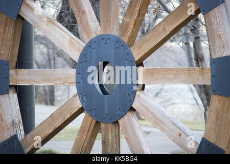 Fähre Rad aus Holz und Stahl am Missouri River Ufer gemacht Stockfoto