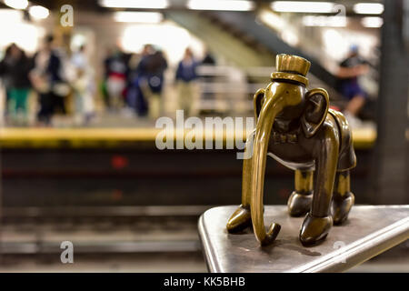 New York - 19. Mai 2016: Leben u-kunst Installation von Tom Otterness in der 14. Straße Eighth Avenue Station in Manhattan, New York. Stockfoto