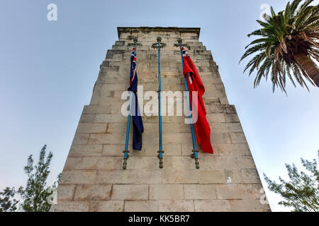 Die Bermuda Ehrenmal außerhalb des Schaltschrankes Gebäude von Bermuda, Hamilton. Das ehrenmal ist eine Gedenkstätte für diejenigen, die für Bermuda bei t gestorben Stockfoto