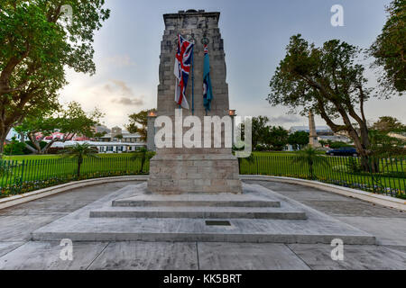 Die Bermuda Ehrenmal außerhalb des Schaltschrankes Gebäude von Bermuda, Hamilton. Das ehrenmal ist eine Gedenkstätte für diejenigen, die für Bermuda bei t gestorben Stockfoto