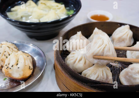 Genießen Sie traditionelle Shanghai Essen einschließlich Knödel, Wan-tan und xiaolongbao Stockfoto