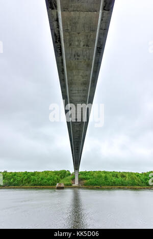 Die penobscot Narrows Bridge ist ein 2.120 Fuß (646 m) lange Schrägseilbrücke über die Penobscot River in Maine. Stockfoto