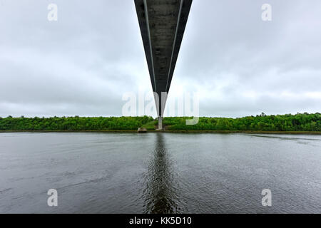 Die penobscot Narrows Bridge ist ein 2.120 Fuß (646 m) lange Schrägseilbrücke über die Penobscot River in Maine. Stockfoto