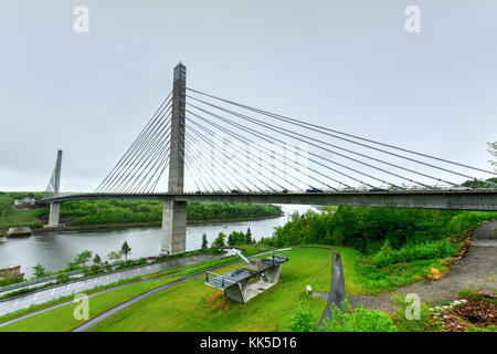 Die penobscot Narrows Bridge ist ein 2.120 Fuß (646 m) lange Schrägseilbrücke über die Penobscot River in Maine. Stockfoto