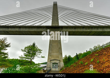 Die penobscot Narrows Bridge ist ein 2.120 Fuß (646 m) lange Schrägseilbrücke über die Penobscot River in Maine. Stockfoto