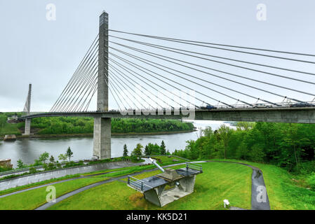 Die penobscot Narrows Bridge ist ein 2.120 Fuß (646 m) lange Schrägseilbrücke über die Penobscot River in Maine. Stockfoto