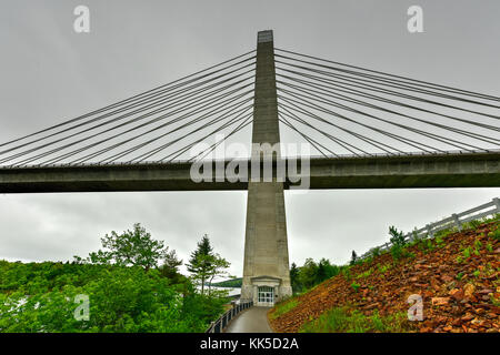 Die penobscot Narrows Bridge ist ein 2.120 Fuß (646 m) lange Schrägseilbrücke über die Penobscot River in Maine. Stockfoto