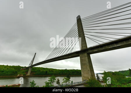 Die penobscot Narrows Bridge ist ein 2.120 Fuß (646 m) lange Schrägseilbrücke über die Penobscot River in Maine. Stockfoto