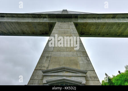 Die penobscot Narrows Bridge ist ein 2.120 Fuß (646 m) lange Schrägseilbrücke über die Penobscot River in Maine. Stockfoto