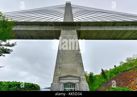 Die penobscot Narrows Bridge ist ein 2.120 Fuß (646 m) lange Schrägseilbrücke über die Penobscot River in Maine. Stockfoto