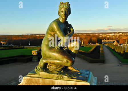 Versailles, Frankreich - 26. November 2006: Brunnen in den Gärten von Schloss Versailles in Versailles Das Schloss Versailles ist ein Königliches Schloss mit b Stockfoto