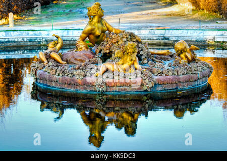 Versailles, Frankreich - 26. November 2006: Brunnen in den Gärten von Schloss Versailles in Versailles Das Schloss Versailles ist ein Königliches Schloss mit b Stockfoto