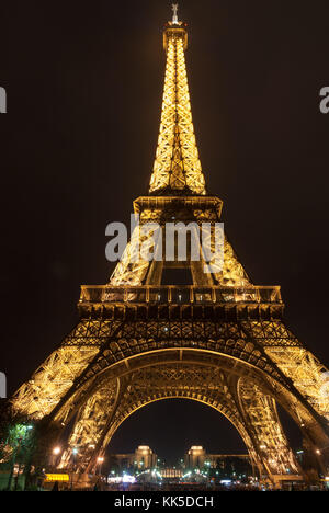 Paris, Frankreich, 25. November 2006: Eiffelturm in Paris bei Nacht. Stockfoto