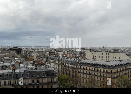 Die Dächer von Paris und die Skyline an einem bewölkten Nachmittag in Frankreich. Paris ist eines der beliebtesten Reiseziele in Europa. Stockfoto