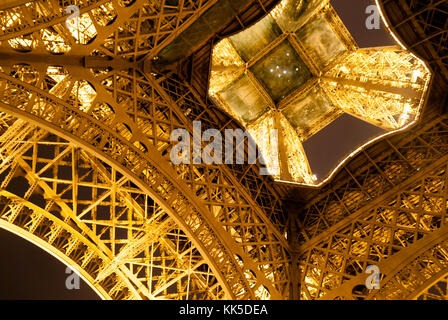 Paris, Frankreich, 25. November 2006: Eiffelturm in Paris bei Nacht. Stockfoto