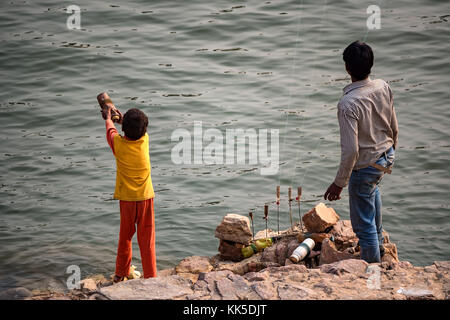Zwei indische Fischer auf dem Fluss Bank Stockfoto