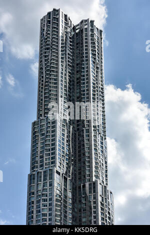 New York City - 29 Juni 2016: Frank Gehry Beekman Tower mit luxuriösen Apartments in der Stadt New York, New York. Stockfoto