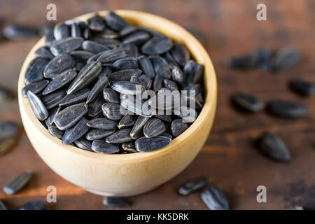 Ungeschälten Sonnenblumenkerne in Houten Stockfoto