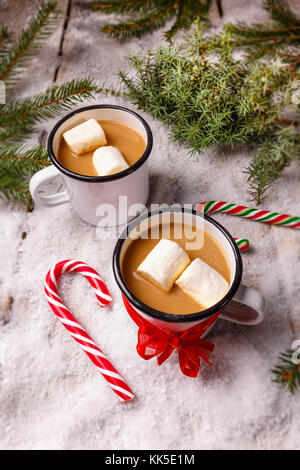 Winter. emaille Tasse heißen Kakao mit Marshmallows Stockfoto