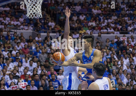 Cubao, Quezon City, Philippinen. 27 Nov, 2017 kiefer Ravena versuchen zu Fancy werden mit einer Kugel Lay-up gilas Pilipinas ihre Heimat gegen Chinese Taipei verteidigt. Spiel beendete bei 90 - 83. Credit: noel Jose tonido/Pacific Press/alamy leben Nachrichten Stockfoto