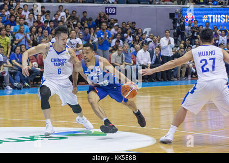 Cubao, Quezon City, Philippinen. 27 Nov, 2017. jayson William Fahren zum Korb gegen Yi-hsiang Chou gilas Pilipinas ihre Heimat gegen Chinese Taipei verteidigt. Spiel beendete bei 90 - 83. Credit: noel Jose tonido/Pacific Press/alamy leben Nachrichten Stockfoto