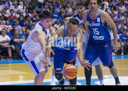 Cubao, Quezon City, Philippinen. 27 Nov, 2017. Calvin abueva zur Kugel hetzen gegen Kuan-chuan chen gilas Pilipinas ihre Heimat gegen Chinese Taipei verteidigt. Spiel beendete bei 90 - 83. Credit: noel Jose tonido/Pacific Press/alamy leben Nachrichten Stockfoto