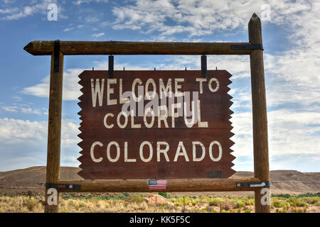 Schild "Willkommen in bunten Colorado' auf der Grenze. Stockfoto