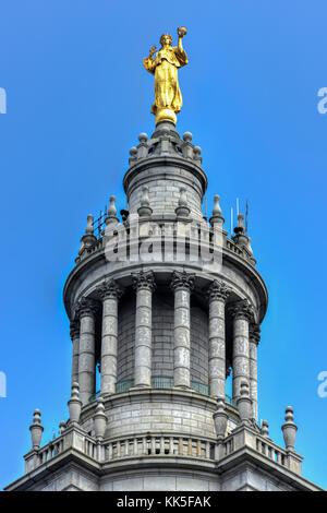 Civic Ruhm Statue auf der städtischen Gebäude in New York City, ein 40-stöckiges Gebäude mit erhöhter Platz für staatlichen Raum verlangt, die nach den Stockfoto