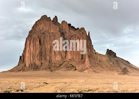 Shiprock ist ein monadnock Steigende fast 1.583 Meter über der Wüste Ebene von der Navajo Nation im San Juan County, Utah, United States. Stockfoto