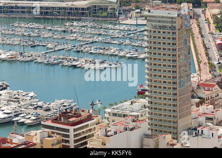 Alicante, Spanien Oktober 19, 2017: Blick auf den Hafen von Alicante aus dem Schloss von Santa Barbara, auf die Termine, die das Volvo Ocean Race statt. Stockfoto