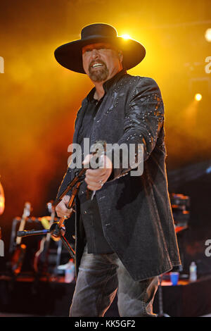 POMPANO BEACH FL - 15. OKTOBER: Eddie Montgomery aus Montgomery Gentry tritt am 15. Oktober 2016 im Pompano Beach Amphitheater in Pompano Beach, Florida auf Stockfoto