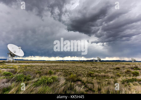 Der Karl g. jansky sehr große Reihe (VLA) ist ein Radio Astronomy Observatory auf den Ebenen von San Agustin in New Mexico entfernt. Stockfoto