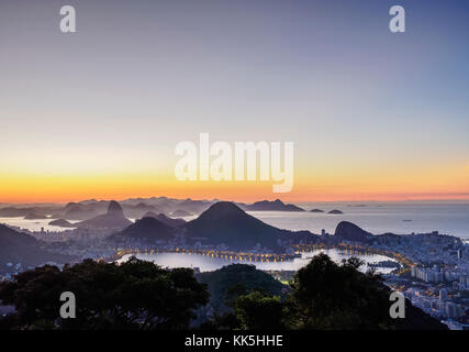 Stadtbild von Vista Chinesa im Morgengrauen, Rio de Janeiro, Brasilien Stockfoto