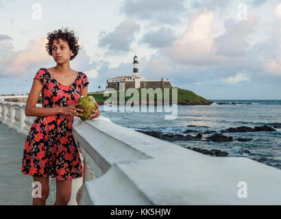 Brasilianische Modell Kokosnuss Wasser trinken, Barra, Salvador, Bundesstaat Bahia, Brasilien Stockfoto