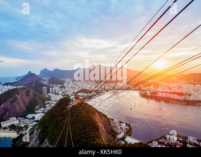 Skyline vom Zuckerhut bei Sonnenuntergang, Rio de Janeiro, Brasilien Stockfoto