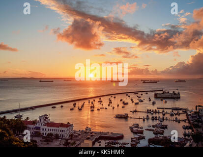 Sonnenuntergang über der Bucht aller Heiligen, Salvador, Bundesstaat Bahia, Brasilien Stockfoto