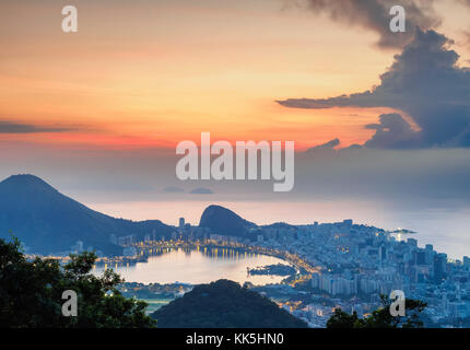 Stadtbild von Vista Chinesa im Morgengrauen, Rio de Janeiro, Brasilien Stockfoto