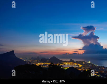 Stadtbild von Vista Chinesa im Morgengrauen, Rio de Janeiro, Brasilien Stockfoto