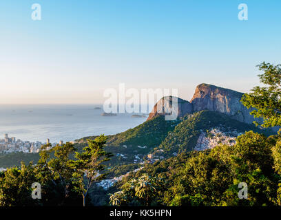 Dois Irmaos Berg aus der Tijuca Wald gesehen, Rio de Janeiro, Brasilien Stockfoto