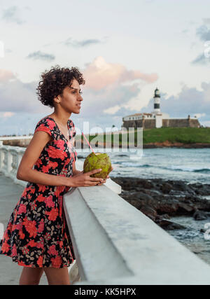 Brasilianische Modell Kokosnuss Wasser trinken, Barra, Salvador, Bundesstaat Bahia, Brasilien Stockfoto