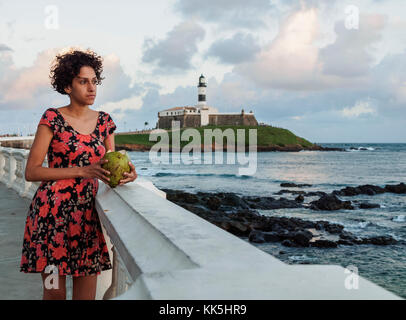 Brasilianische Modell Kokosnuss Wasser trinken, Barra, Salvador, Bundesstaat Bahia, Brasilien Stockfoto