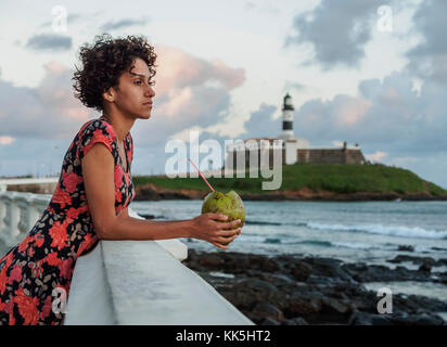 Brasilianische Modell Kokosnuss Wasser trinken, Barra, Salvador, Bundesstaat Bahia, Brasilien Stockfoto